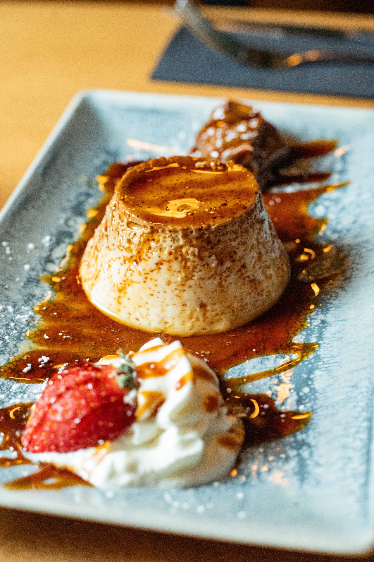 Flan casero con dulce de leche y crema