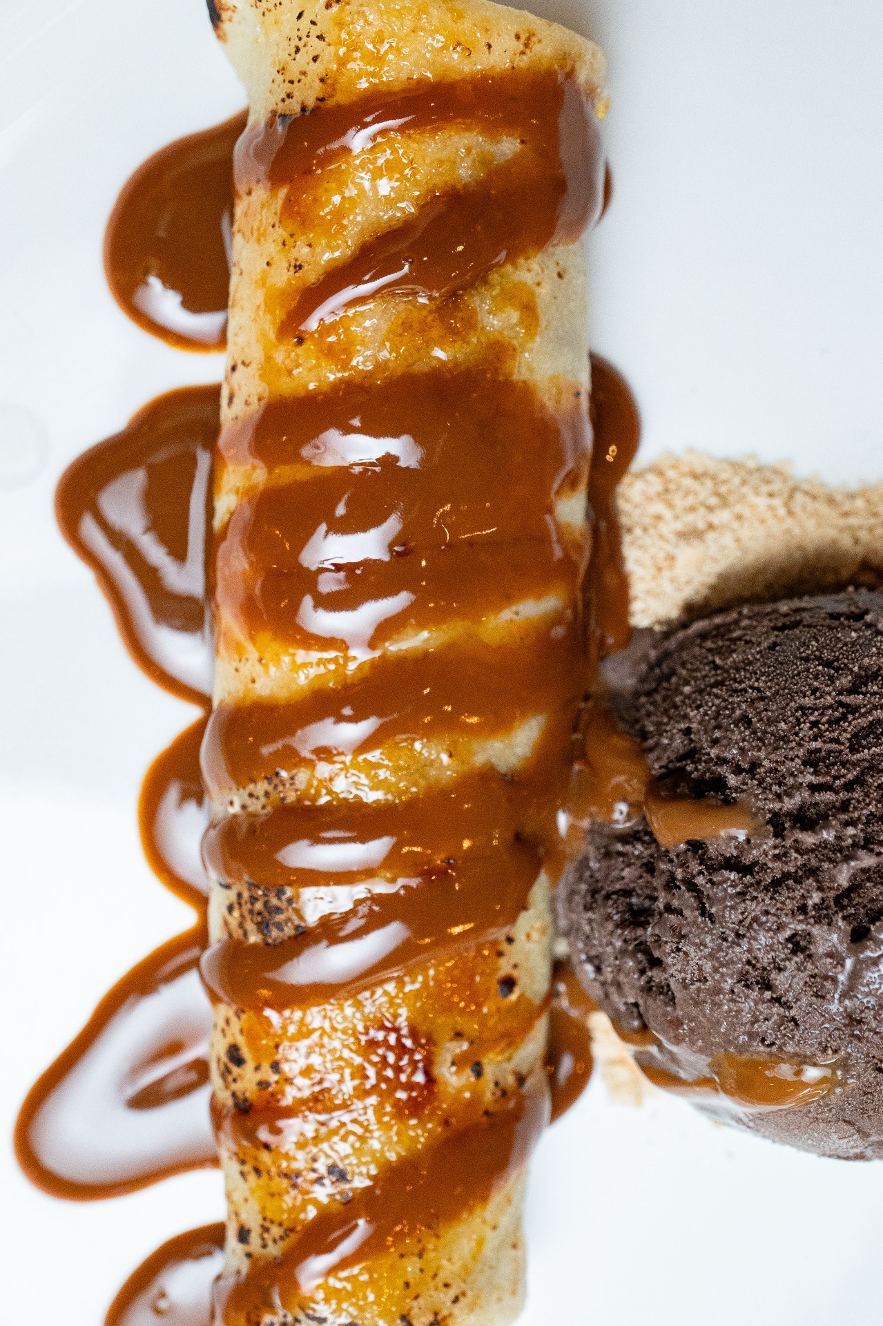 Panqueque con dulce de leche y helado de chocolate